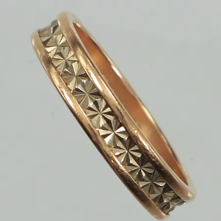 Ring, mönsterdekor, stl 20, bredd ca 4,5mm, tvåtonad, gravyr, 18K Vikt: 5,7 g