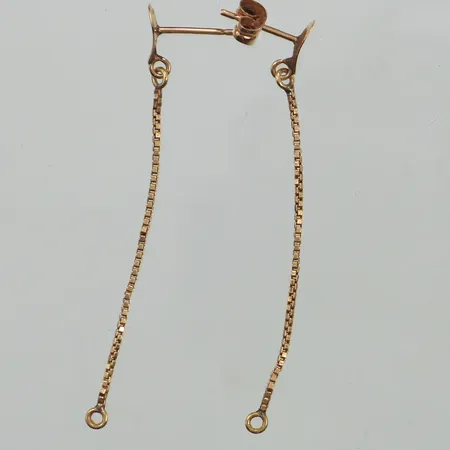 Ett par örhänge, längd 50mm, 0,9-4mm, saknar en snurrebuss, 18K  Vikt: 1 g