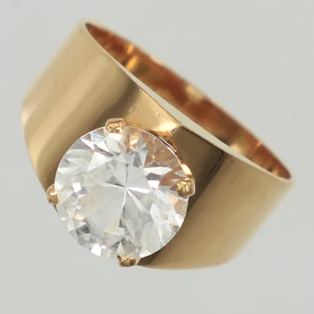 Ring med vit sten, stl 17, bredd ca 4-11mm, Ceson Guldvaru Ab , år 1973, 18K Vikt: 4,6 g