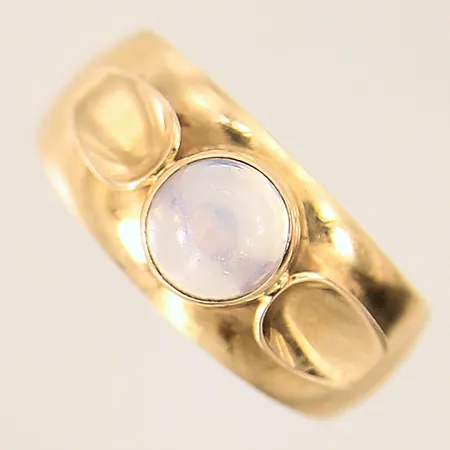 Ring med dekor samt månsten, stl 17, bredd 3,3-8,3mm, bucklig, 18K Vikt: 2,6 g