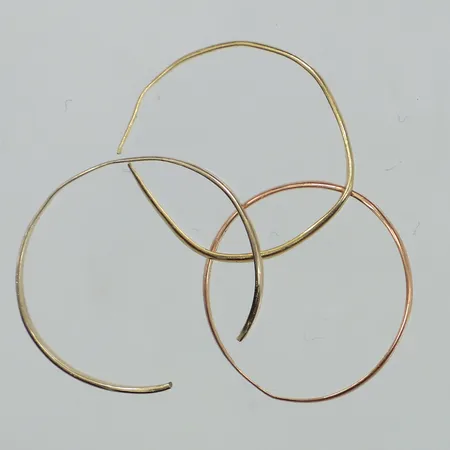 Tre ringar, skeva, defekta, 18K Vikt: 1,8 g