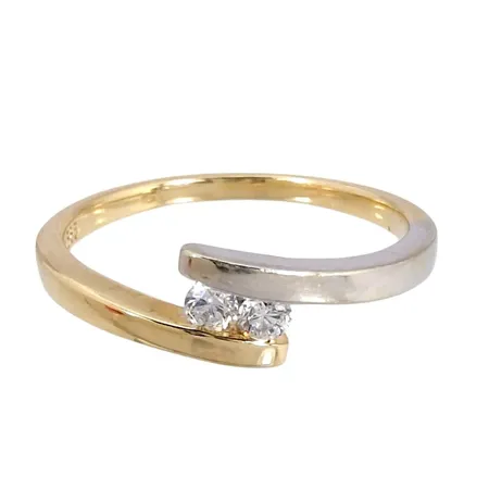 Diamantring, 14K guld, tvåfärgad modell, Diamanter 2 x 0,06ct, Ø mellan 17¾ och 18,0 mm, bredd 1,5 - 5,5 mm, fint skick Vikt: 2,5 g