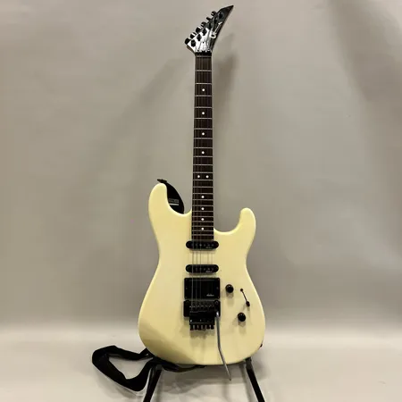 Elgitarr, Charvel by Jackson, serienummer 275153, kantstötningar, repor, en skruv till sadellås saknas, G-sträng saknas, svajarm, ljudkabel, hårt case,  Skickas med Bussgods eller PostNord