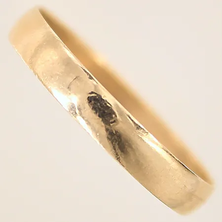Ring, slät, stl 20½, bredd 3,5mm, gravyr, skev, 9K Vikt: 1,5 g