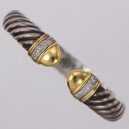 Stelt armband, Ø59mm, bredd 10,3mm, med briljantslipade diamanter ca 0,40ctv, modell Waverly, design David Yurman, detaljer i 18K, 925/1000 silver.  Vikt: 36,8 g