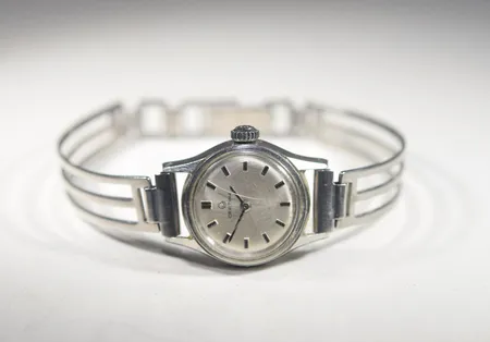  Damur Certina boettnr 5991992 Ø 19,49 mm längd16,5 cm, nytt batteri behövs. trasigt lås repor på glaset. Vi lämnar ingen funktionsgaranti Vikt: 0 g