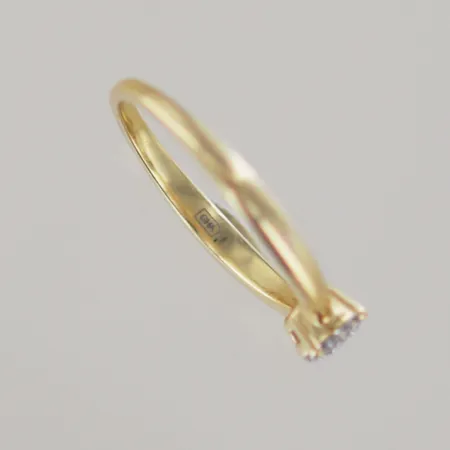 Ring med 17 diamanter 0,09ct, Ø 17 mm, 18k Vikt: 2,6 g