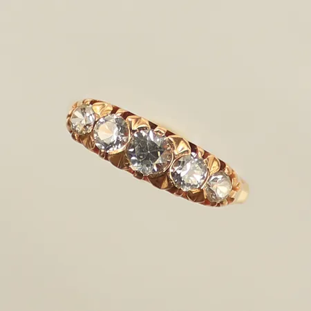 Ring med vita stenar, stl ca 17½, bredd 2-5mm, 18K, 3,1g 