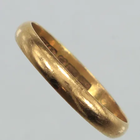 Ring, stl 22, bredd ca 3,5mm, gravyr, Rosins Ringar Ab, år 1985, 18K Vikt: 3,3 g