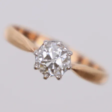 Ring med gammalslipad diamant 1xca0,65ct, kvalitet SI/P, stl 17¼, bredd 1,9-6,7mm, litet hack i rondist, tvåfärgad, 14K Vikt: 2,2 g