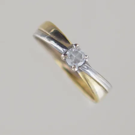 Ring med sten, Ø 17 mm, bredd 4,5 mm, vitguld/rödguld 18k Vikt: 1,1 g