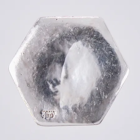 Tacka hektgon, Ø ca 33mm, stämplad KMW, 999/1000, silver Vikt: 51,7 g