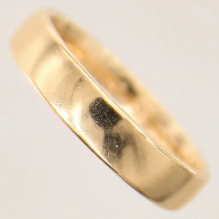 Ring, slät, stl 16, bredd 4mm, gravyr, 18K Vikt: 4,1 g