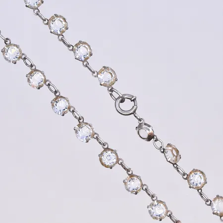 Collier med vita stenar, längd 39 cm, bredd 5 mm, defekt lås, silver 925/1000. Vikt: 9,1 g