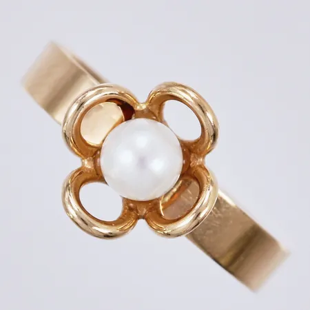 Ring med plastpärla, stl. 15¾, bredd: ca 3-9mm, Sävsjö Guldsmeds AB, 18K Vikt: 1,8 g