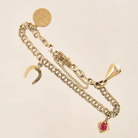 Armband med 4st berlocker, längd 18cm, bredd 5mm, säkerhetskedja, vriden länk 18K Vikt: 13 g