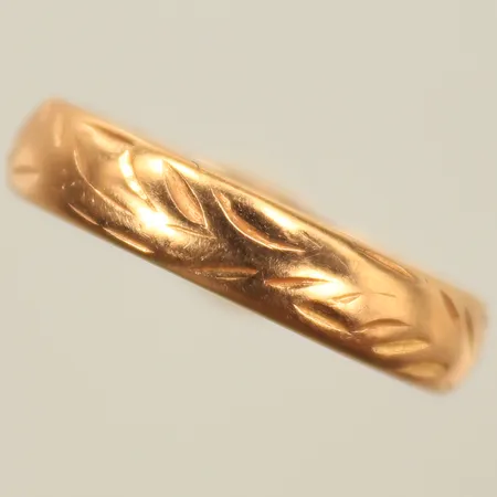 Ring med mönster, stl ,ca 17½, bredd 5mm (gravyr) 18K, 4,8g 
