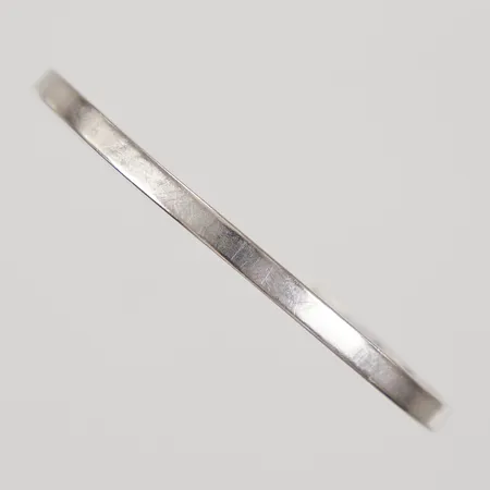 Armring, öppen modell, Ø5,8cm, inre omkrets ca 16,5cm, bruksskick, vitguld, Guldsmeden Manuel år 2013, 18K,  Vikt: 12,4 g