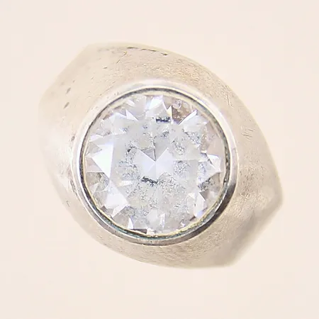 Ring med vit sten, stl 16¼, bredd 4-14mm, silver 830/1000 Vikt: 4,2 g