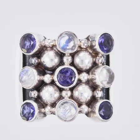 Ring med färgade stenar, stl: 17½, bredd: ca 8-18mm, GHA, 925/1000, silver Vikt: 11,7 g