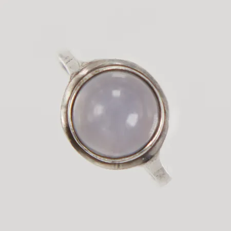 Ring med blåvit sten, stl 16¾, bredd 1,7-11,2mm, ojämn skena, 830/1000 silver, Vikt: 2,3 g