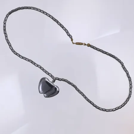 Collier, slipad hematit, 43cm, hjärtan 23mm, metallås Vikt: 0 g