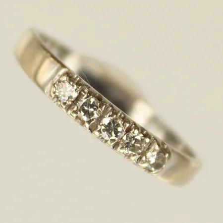 Ring med diamanter totalt ca 0,10ct, stl 18¼, bredd 2mm, vitguld, 18K  Vikt: 2,8 g