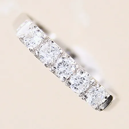 Ring med vita stenar, stl 17¼, bredd 2-3,3mm, silver 925/1000 Vikt: 1,9 g