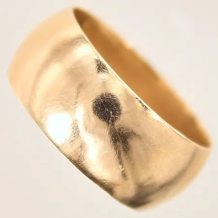 Ring, slät, stl 19½, bredd 9,3mm, ostämplad, 14K Vikt: 3,8 g