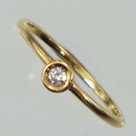 Ring, diamant 0,05ct, stl 17½, bredd 4,4mm, 18K  Vikt: 1,8 g