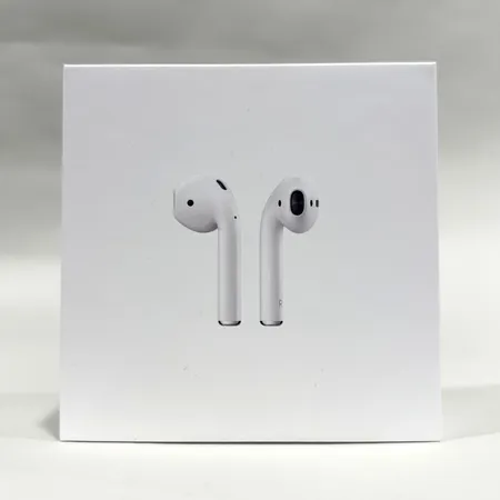 Hörlurar, Apple Airpods, modell: MV7N2ZM/A, serie-nr: GFJN703XLX2Y, laddningsetui samt laddningssladd medföljer, originalkartong, bruten plombering