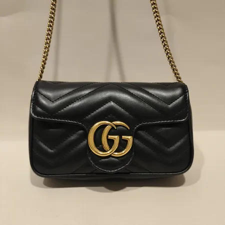 Väska, Gucci, GG marmont super mini bag, mått ca 10x4,5x17cm, modellnr: GU-476433, svart läder, beslag i gulmetall, avtagbar axelrem, size NS, inga tillbehör. 