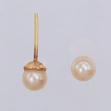 Ett par örhängen, odlade saltvattenpärlor, 5mm, saknar stoppar, 18K Vikt: 0,8 g