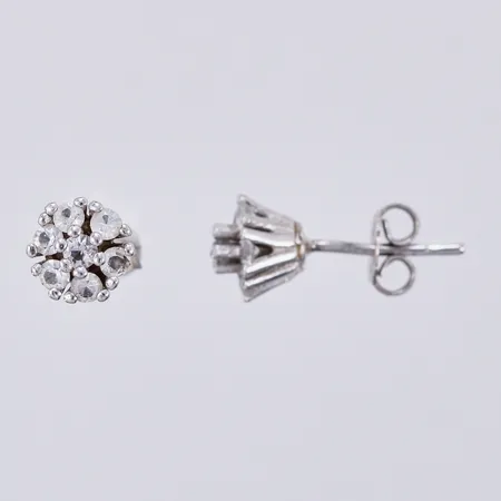 Ett par örhängen med vita stenar, Ø 7mm, silver, 925/1000 Vikt: 1,7 g