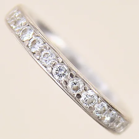Ring med diamanter 12 x ca 0,03ct, stl 16½, bredd 3mm, behov av omrodiering, vitguld, Schalins, 18K Vikt: 4 g