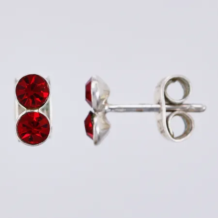 Ett par örhängen med röda stenar, längd: ca 7mm, bredd: ca 2-4mm, silver, 830/1000 Vikt: 0,7 g