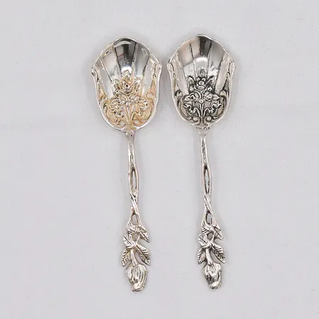 2 skedar, längd 9cm, 830/1000 silver Vikt: 20,2 g