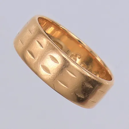 Ring, slät, stl 15¼, gravyr, 18K Vikt: 4,1 g