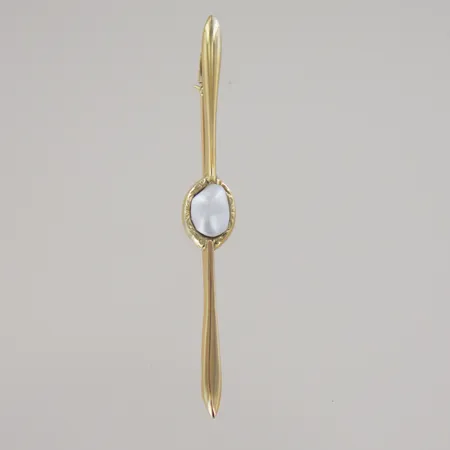Slipsbrosch med pärla, längd 5,5 cm stenens bredd 7 mm, 14k Vikt: 2,6 g