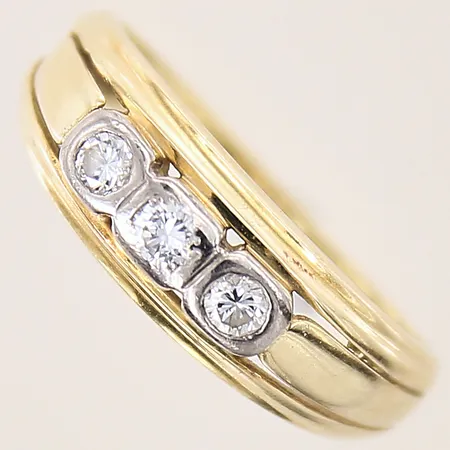 Ring med diamanter 1 x ca 0,05ct 2 x ca 0,04ct, stl 16¼, bredd 1,6-6,3mm, skadad skena, 14K Vikt: 2,9 g