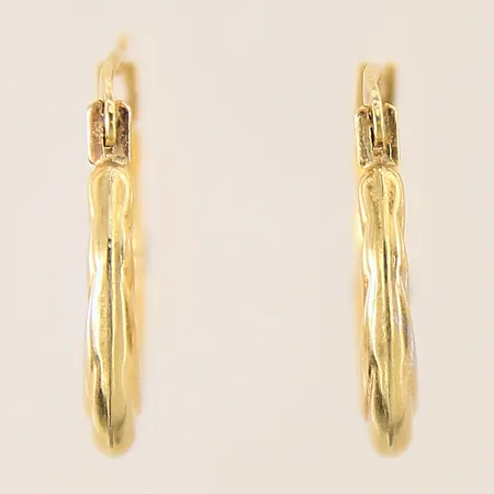 Ett par örhängen med snurrad dekor, Ø13mm, tvåfärgad,18K  Vikt: 0,7 g