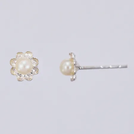 Ett par örhängen med plastpärla, Ø ca 6mm, saknar stoppers, silver, 830/1000 Vikt: 0,3 g