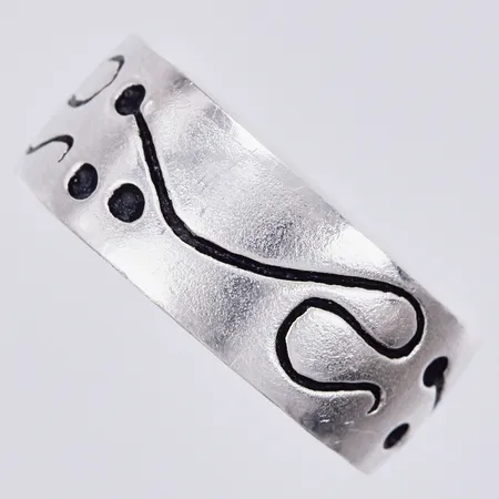 Ring, stl. 18¼, bredd: ca 8, silver, 925/1000 Vikt: 4,5 g