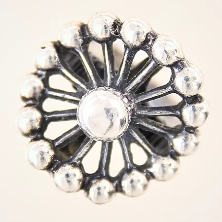 Ring med genombruten dekor, stl 16¾, bredd 3,2-21,3mm, bucklig, silver 830/1000 Vikt: 8,5 g