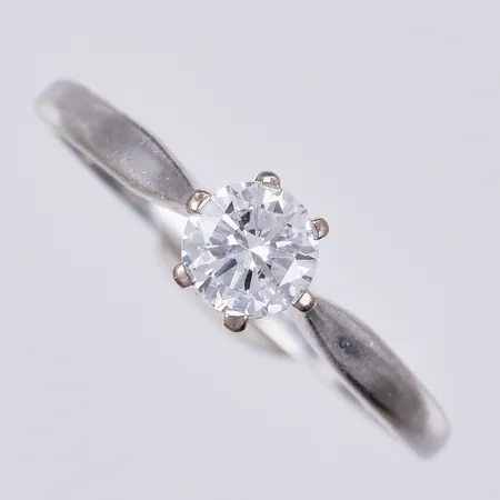 Ring med diamant ca 1x0,51ct W(H)/Si, stl: ca 18, bredd: ca 1-6mm, vitguld, 14K Vikt: 2,5 g