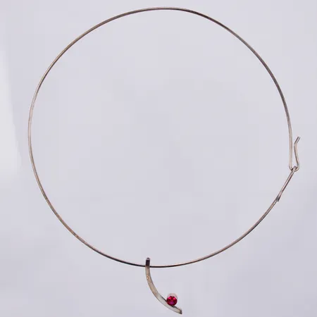 Coller med syntetisk sten,Carlo Folliero årsstämpel saknas, Ø 14cm, hänget längd ca 37mm, 925/1000 silver Vikt: 11,9 g