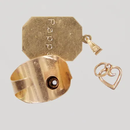 Ring avklippt + 2 hängen, gravyr/slitage, 18K  Vikt: 4,8 g