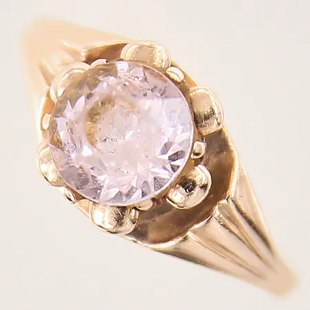 Ring med sten, stl 16¾, bredd 1,7-8,5mm, nagg, repig, 14K Vikt: 4 g