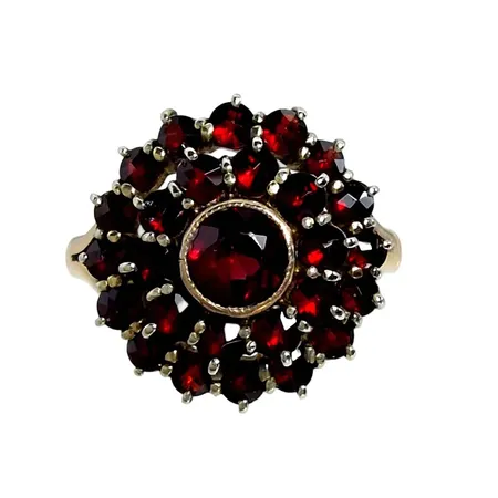 Vintage Ring med Granater, 18K guld och silver, Ø16¼ mm, skena i guld, bredd 2,3 mm, front 16x16 mm, svensk kontrollstämpel, stenar utan anmärkning, fint skick Vikt: 3,1 g