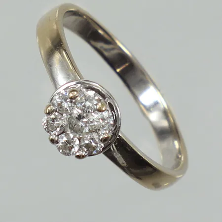 Ring diamanter 6xca0,03ct, 1 x ca 0,05ct, stl 17, bredd 6,9mm, vitguld, 18K  Vikt: 3,1 g